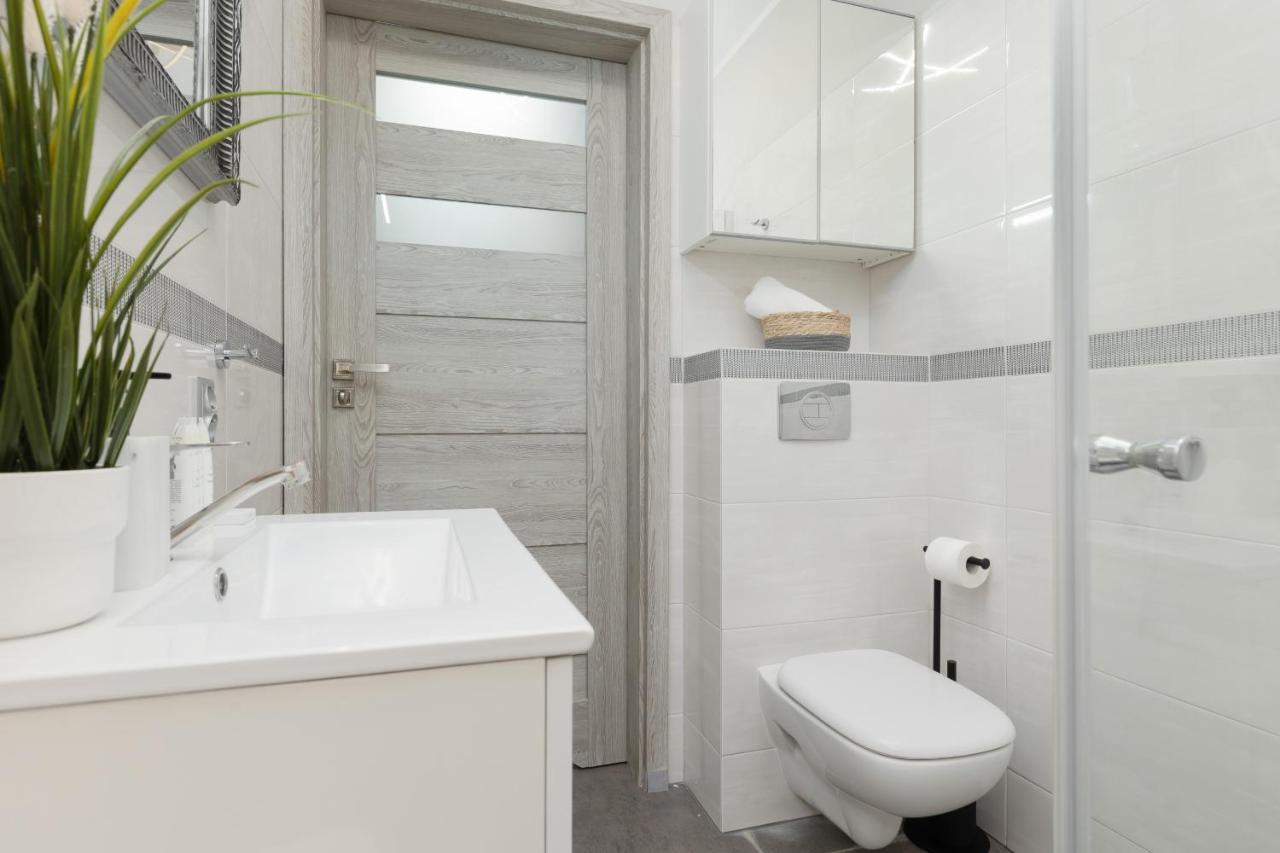 Modern One Bedroom Apartment With Parking In Lodz By Renters Prestige 외부 사진